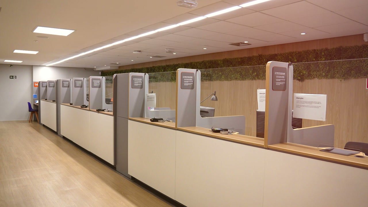 Ambiente interno de uma agência bancária apresentado no filme da Construtora RCW